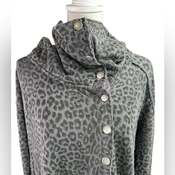 We The Free Medium Cardigan Snap Up Asymmetric Animal Print Gray Leopard Sweater - Picture 2 of 11
